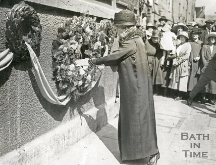 Mayoress lays wreat in Union St 1923